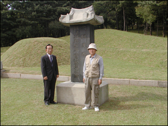 백범 묘소 참배 후 권중희(왼쪽), 이항증(오른쪽) 씨 